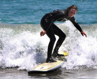  在巴斯克海岸冲浪